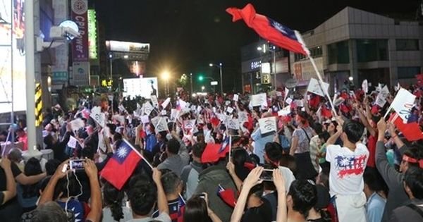 韩国瑜的大批支持者在国民党高雄党部外摇旗呐喊。 