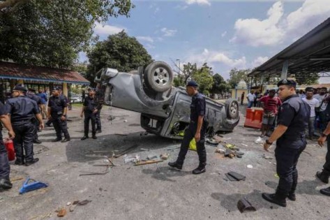 兴都庙骚乱涉及财物毁坏及警员受伤。