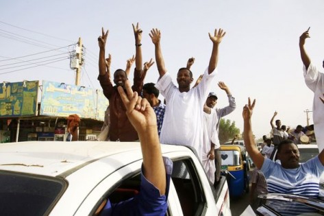 epa07498340 Sudanese people celebrate as they head towards the Army headquarters amid rumors that President Omar al-Bashir has stepped down, in Khartoum, Sudan, 11 April 2019. According to media reports, Omar al-Bashir was expected to step down from the presidency following a four month uprising, held by citizens calling for his resignation. EPA-EFE/STR