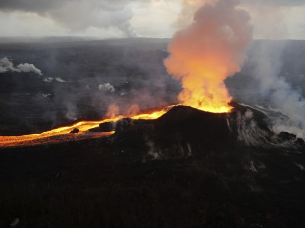 一名美军士兵从夏威夷基拉韦亚活火山约91公尺高的悬崖摔下，朝着火山口掉下去，竟获救生还。（美联社）