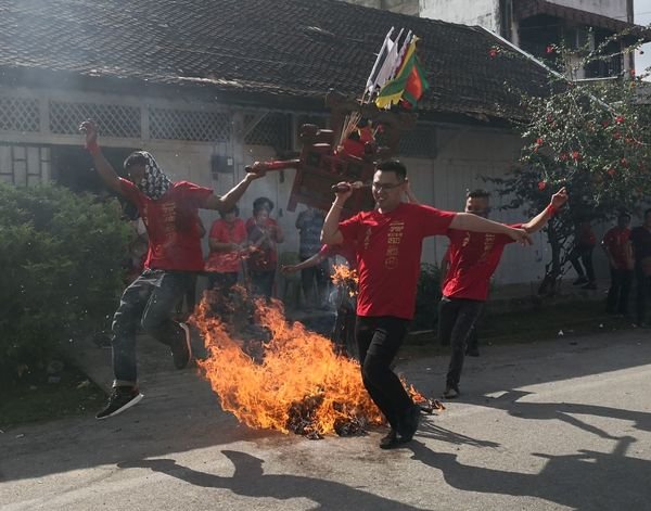 哥市唐人坡镇兴宫延续传统元宵节抬轿过火祈福