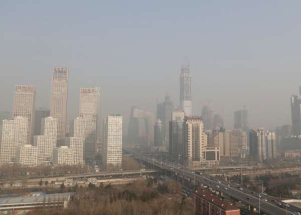 雾霾笼罩北京CBD地区，空气质量已跌至严重污染水平。（中新社图片）