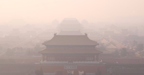 北京的雾霾天气料将持续多日。图为雾霾下的紫禁城。（中新社图片）