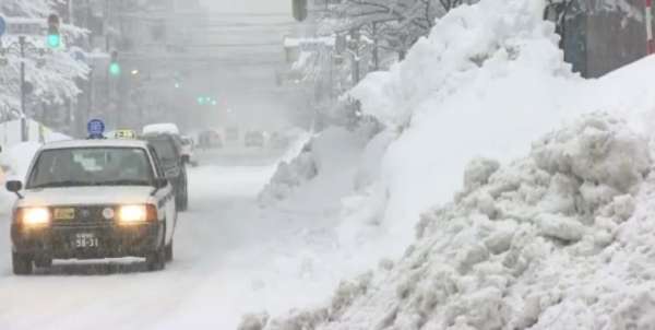 从日本放送协会播出的景象，札幌新千岁机场跑道堆积了厚厚的雪。