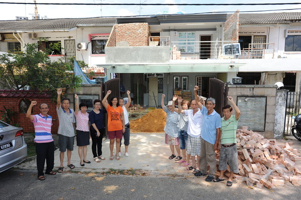 反对排屋擅自扩建阳台居民怕排污槽飘臭