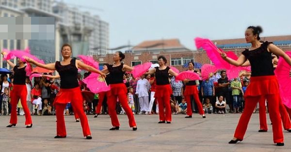 据知跳广场舞的中国大妈已达1亿人，除了每个月会买衣服、鞋子，通常跳一个舞就换一个衣服，制造不少商机。