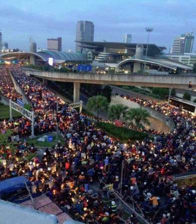 M-BIKE自动通关系统于周一（20日）清晨时分发生故障，快速通关服务“失效”，导致数万越堤到新加坡的摩托车骑士堵在新山关卡，动弹不得。