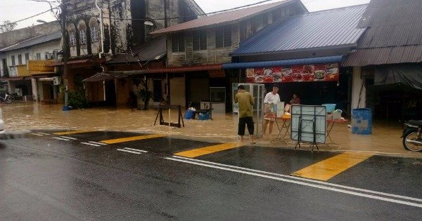 呀吃14里街场的约20间店屋，遭水流袭击。