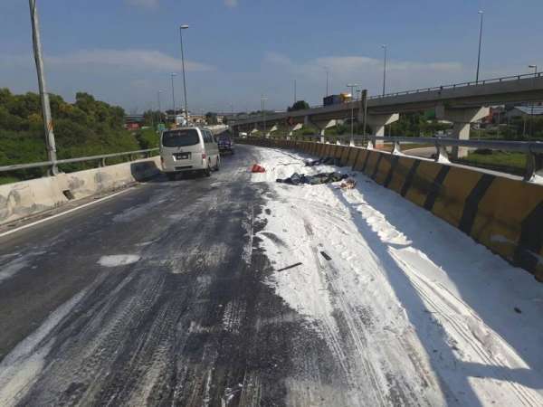 蜡粉铺满道路，犹如雪层铺盖军营路高架天桥。