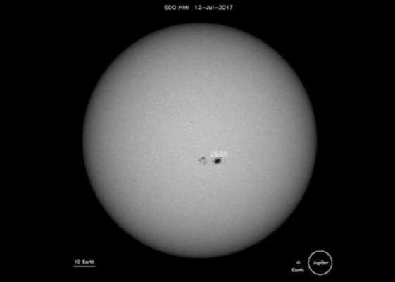 太阳表面形成了新的太阳黑子，并快速扩大。（网络图） 