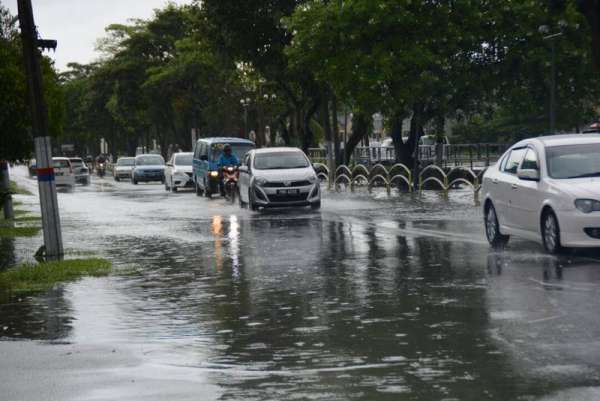 雨水溢出高渊治水计划大排水道，淹及黄家成路，造成路人不便。