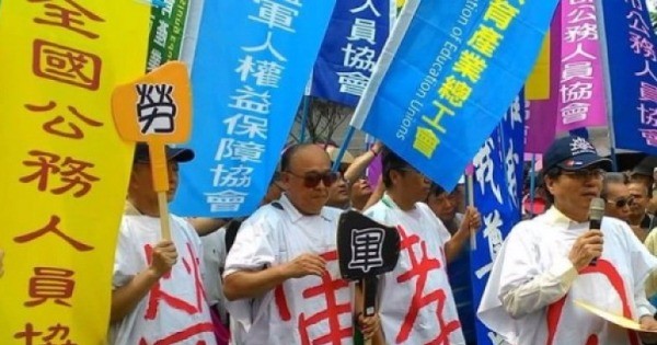 台湾上万名军公教人士在去年的九三军人节上街。（资料图片）