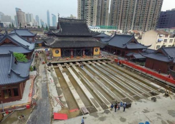 上海玉佛禅寺大雄宝殿的修缮工程，将借助现代平移技术，平移30米。（网上图片）