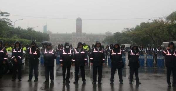 警方在凯达格兰大道架设路障以防发生冲突事件。