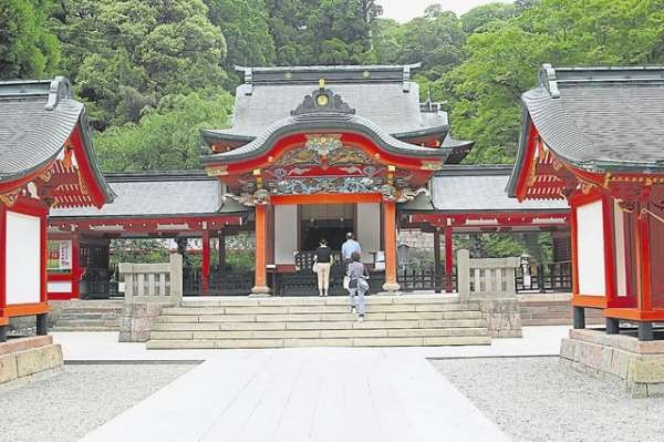 朱红色的雾岛神宫，带出日本传统建筑色彩。