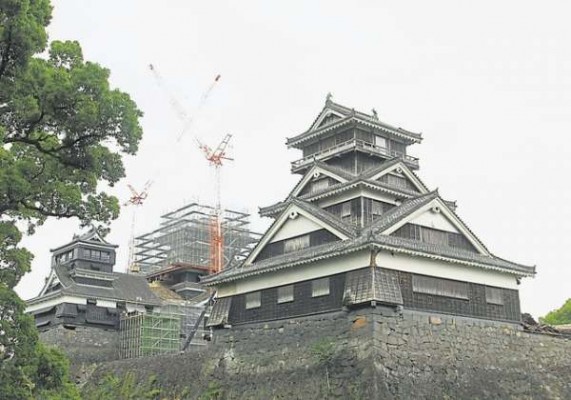 修复中的熊本城天守阁。