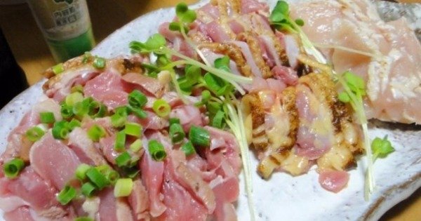 日本人爱吃刺身，除了鱼肉，也会生吃鸡和牛肉。（互联网图片）