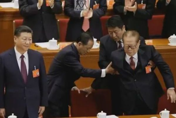 中共十九大 江泽民被 架 进会场习近平不爱正眼看他