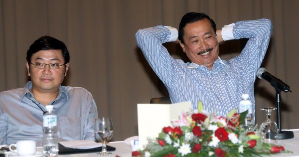 陈志远在2012年2月23日宣布退休，并指要专注在慈善事业，左为陈永钦。