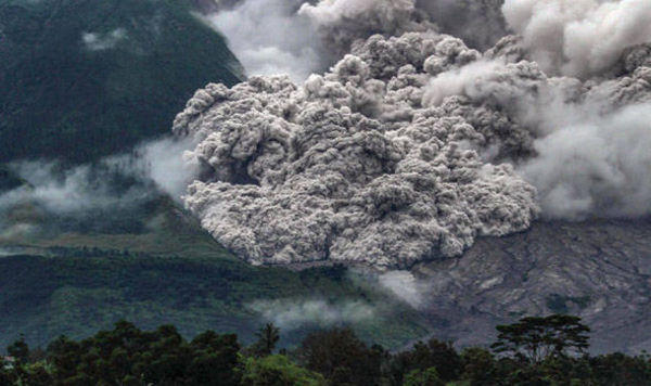 锡纳朋火山位于环太平洋火山地震带上，是印尼最为活跃的130座活火山之一。(网络图)