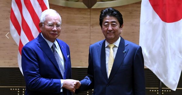 纳吉（左）与安倍晋三进行30分钟会谈，内容保密。