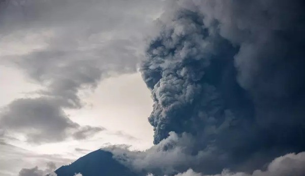 由于可能即将面临灾难风险，火山学和地质灾害减缓中心已将阿贡火山警戒级别从三级调到四级。（网络图）