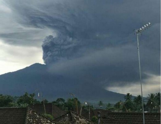 印尼官员27日将峇里岛阿贡火山喷发警戒升至最高级别。（网络图）