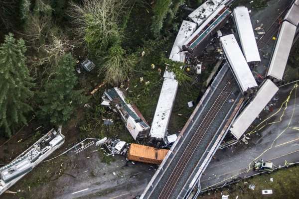 美国华盛顿州18日发生火车出轨事故，有车厢坠落洲际公路，造成多人伤亡。（美联社）