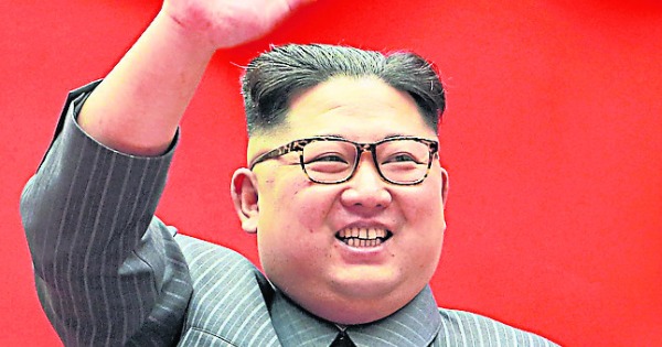 朝鲜领袖金正恩日前在平壤出席执政劳动党会议时挥手。（美联社）